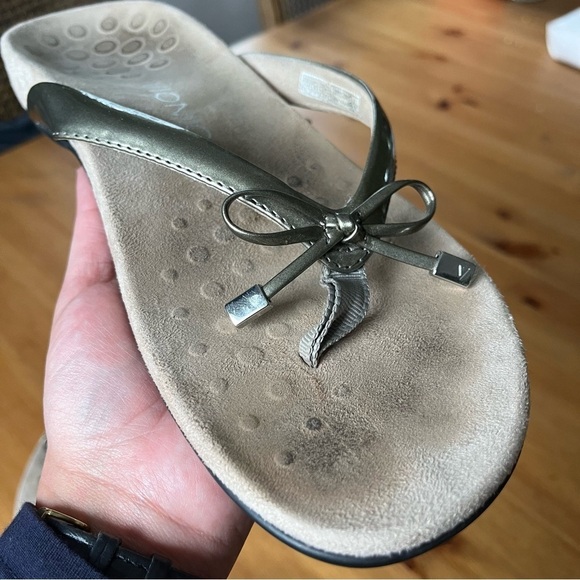 Vionic Bella Toe Post Flip Flop Thong Sandal in Pewter Color With Bow Sz 9 - Picture 7 of 7